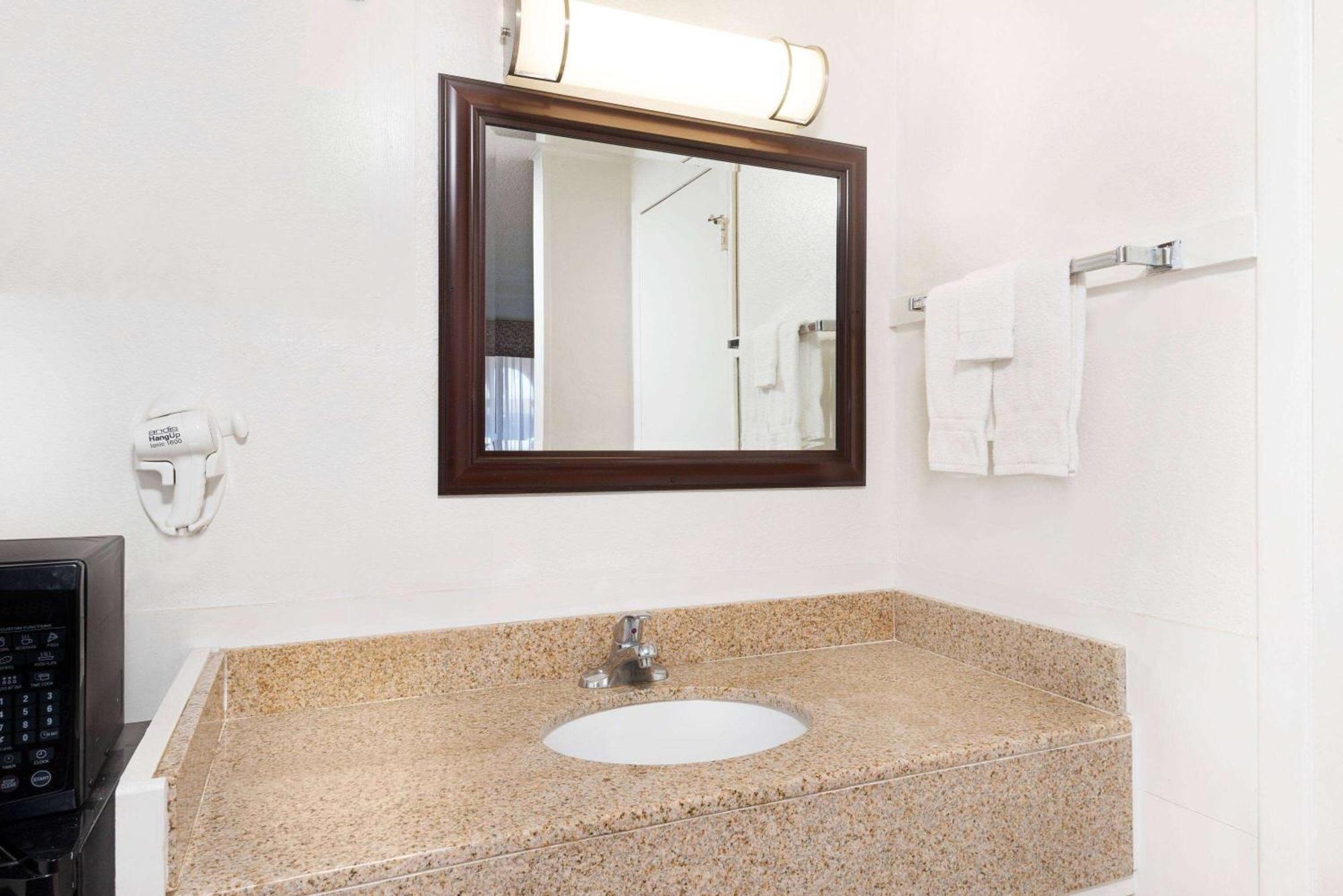 Travelodge By Wyndham Las Vegas Nm Bagian luar foto